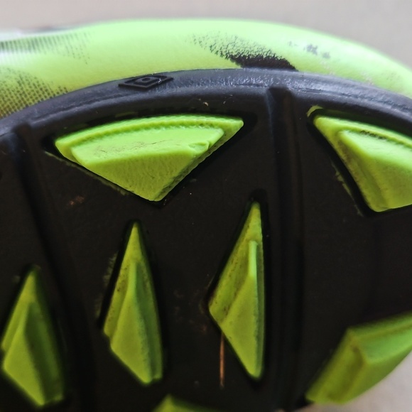Umbro Green Youth Soccer Cleats - Picture 10 of 14
